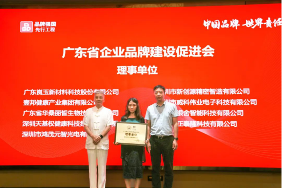 雷鳴教授(最左)、常務(wù)會(huì)長(cháng)王滿平(最右) 雷鳴教授(最左)、常務(wù)會(huì)長(cháng)王滿平(最右)